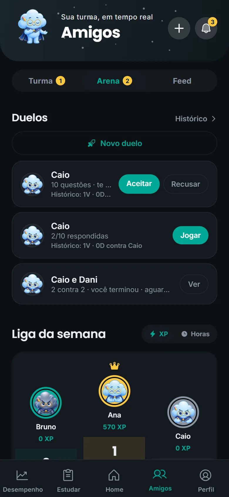Aba Amigos na parte Arena: seção Duelos com convite para aceitar, duelo em andamento para jogar, e a Liga da semana com o pódio