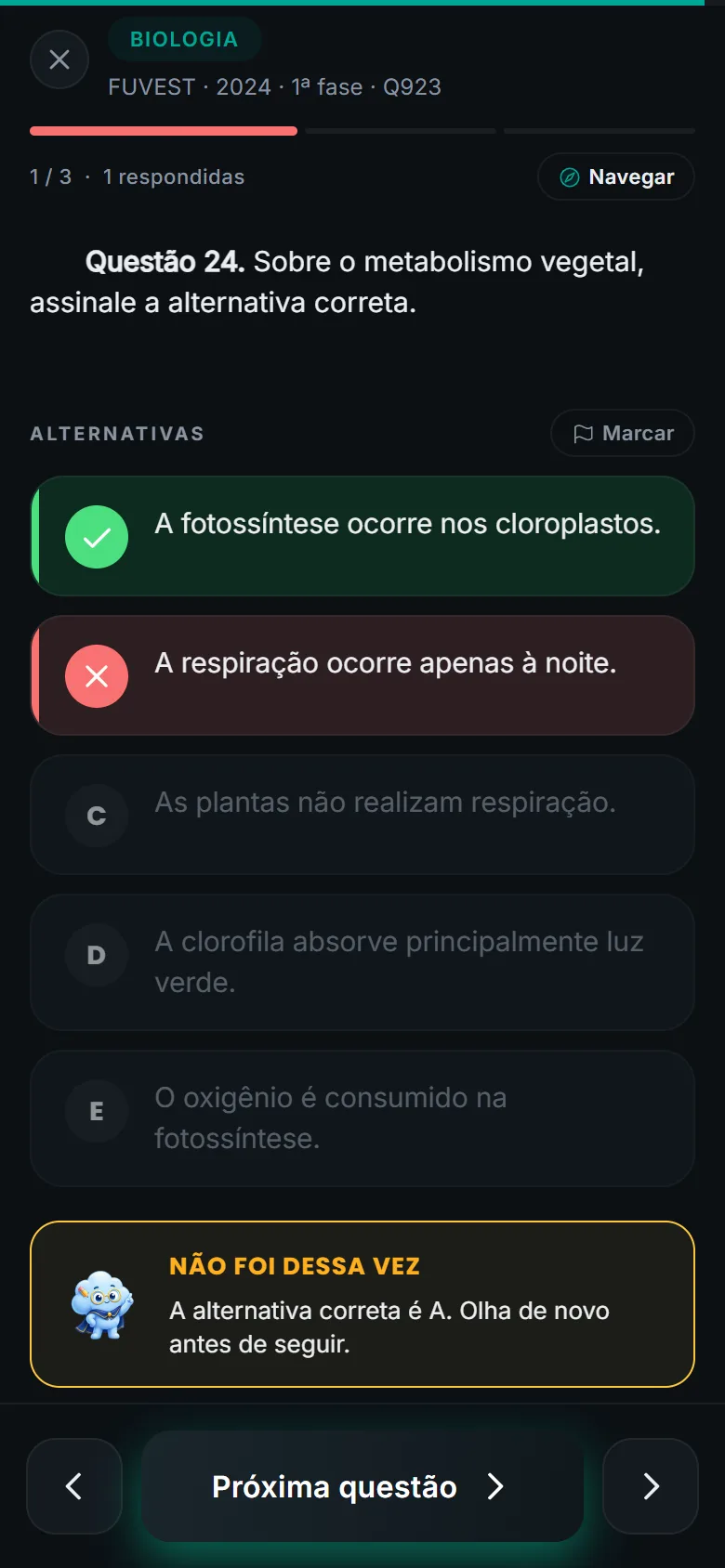 Questão da FUVEST respondida no Nefai: a alternativa errada marcada em vermelho, a correta em verde e o aviso 'Não foi dessa vez. A alternativa correta é A.'